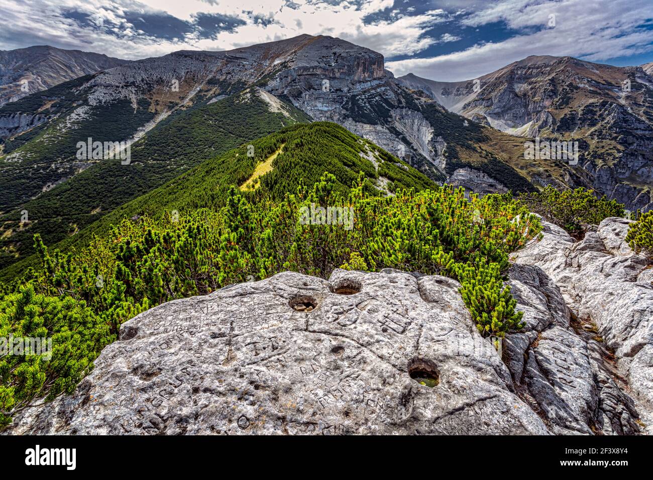 gravures faites à la main sur la pierre des brigands de montagne. Parc national de Maiella, Abruzzes, Italie, Europa Banque D'Images