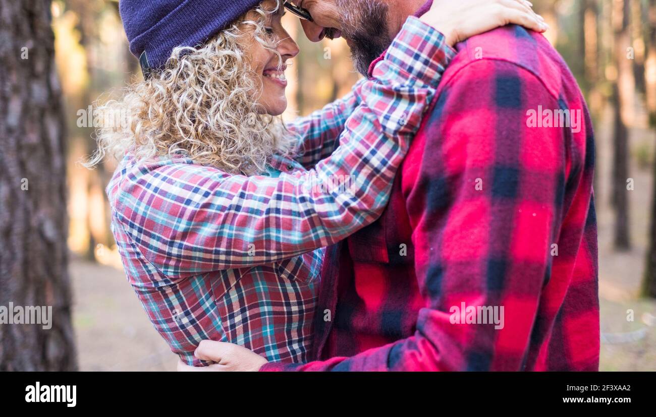 Couple romantique adulte câlin et amour à l'extérieur dans les bois - heureux gens homme et femme ensemble amoureux embrassant - les jeunes hommes et femmes apprécient le temps et l Banque D'Images