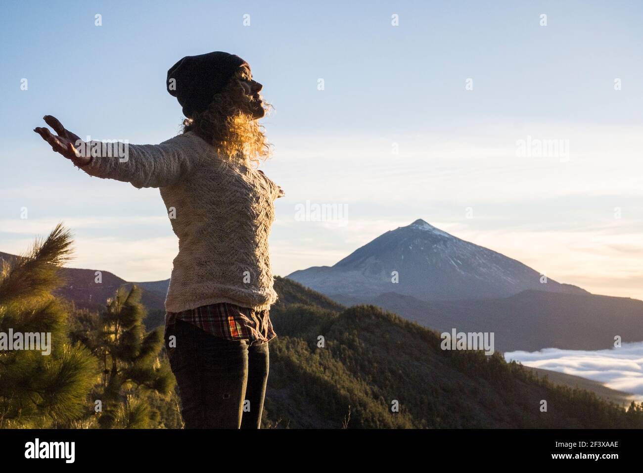 Jeune belle femme appréciant le succès style de vie ouvrant les bras sur le sommet de la montagne avec vue sur la vallée - les gens voyagent et profitez d'activités de loisirs en plein air Banque D'Images