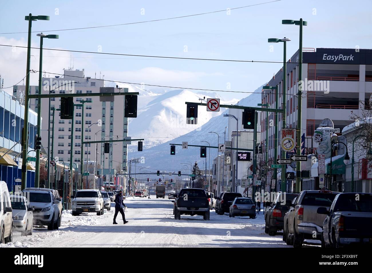 Anchorage, États-Unis. 17 mars 2021. Un homme marche dans la rue à Anchorage, Alaska, États-Unis, le 17 mars 2021. Crédit : Wu Xiaoling/Xinhua/Alay Live News Banque D'Images