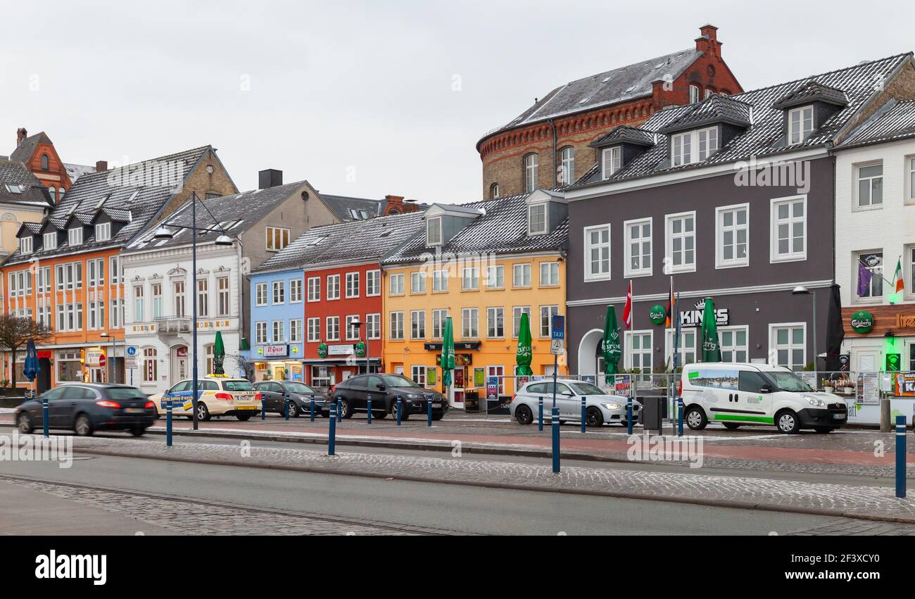 Flensburg, Allemagne - 9 février 2017: Vue sur la rue de la vieille ville de Flensburg avec des maisons colorées, des gens et des voitures sont sur la rue Banque D'Images