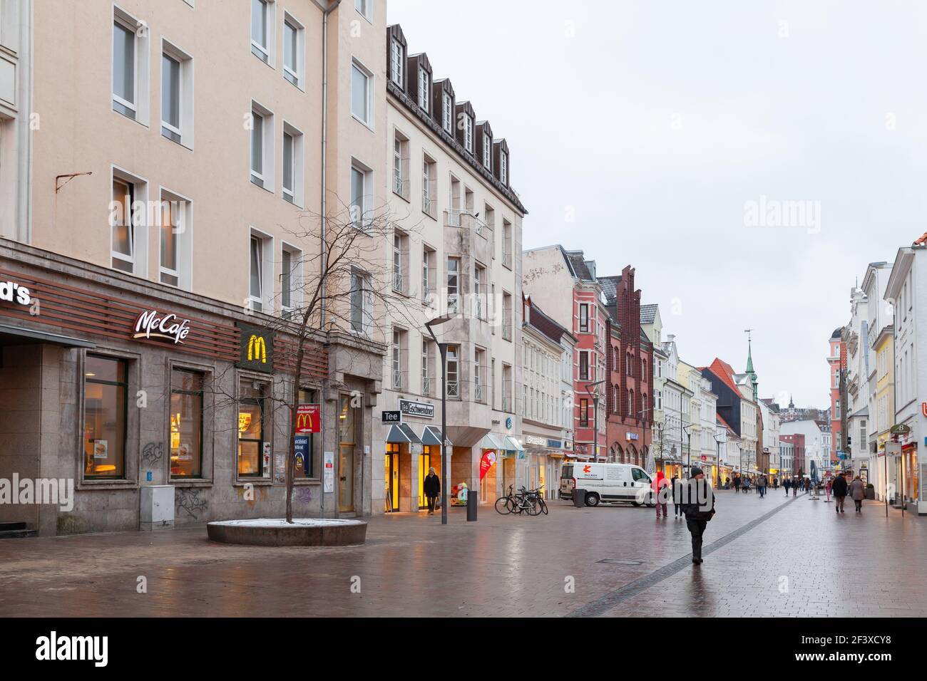Flensburg, Allemagne - 8 février 2017 : les gens ordinaires sont sur la grosse Strasse, c'est une rue commerçante centrale de Flensburg Banque D'Images