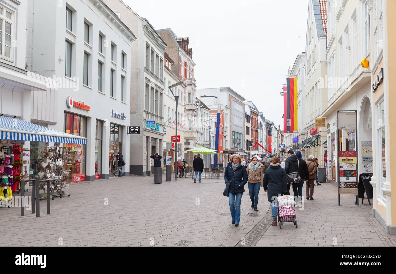 Flensburg, Allemagne - 9 février 2017 : les gens ordinaires marchent dans la grosse Strasse, c'est une rue commerçante de Flensburg Banque D'Images