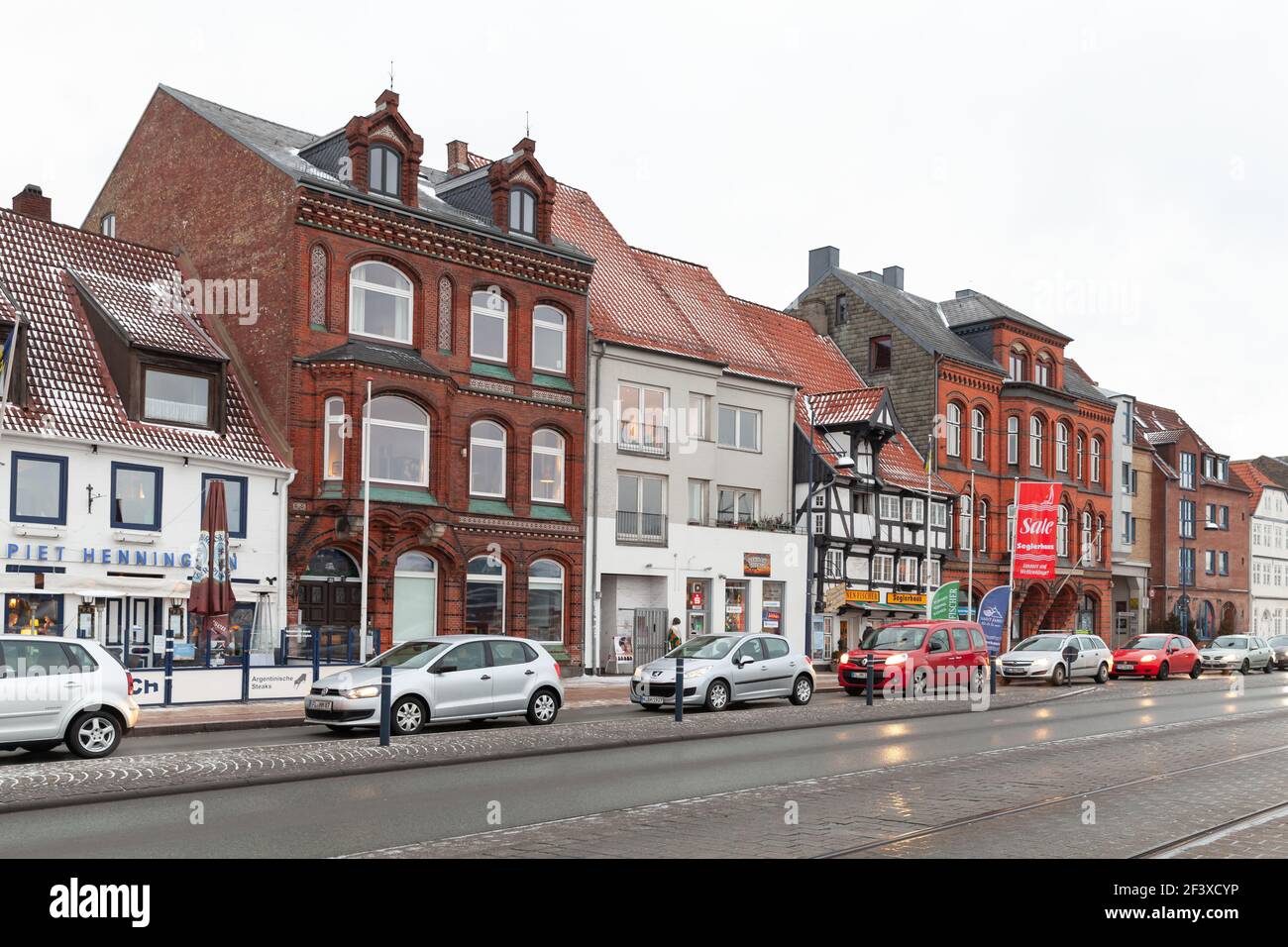 Flensburg, Allemagne - 9 février 2017: Vue sur la rue de Flensburg avec les maisons traditionnelles allemandes, les gens et les voitures sont sur la rue Banque D'Images