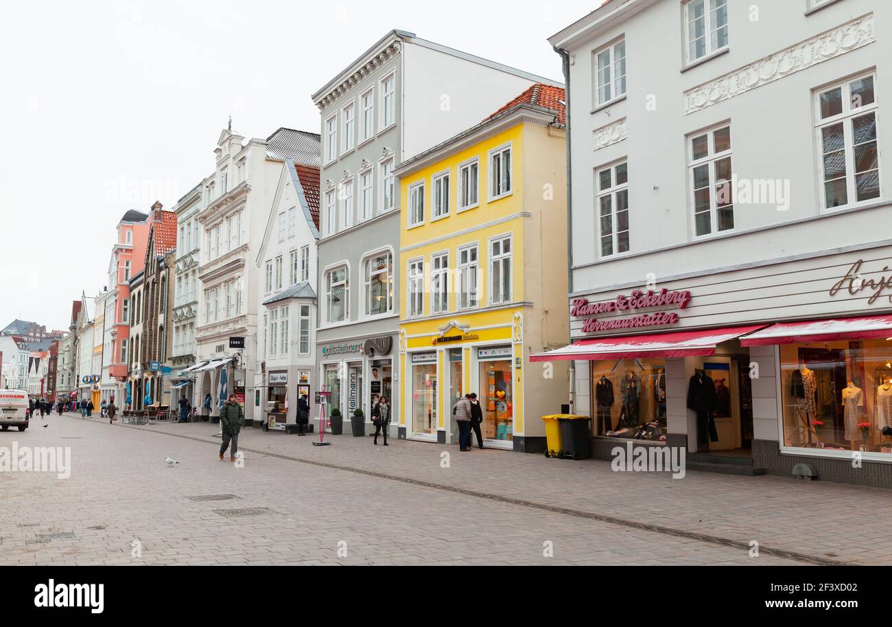 Flensburg, Allemagne - 9 février 2017 : les gens ordinaires sont sur la grosse Strasse pendant la journée, c'est une rue commerçante centrale de Flensburg Banque D'Images