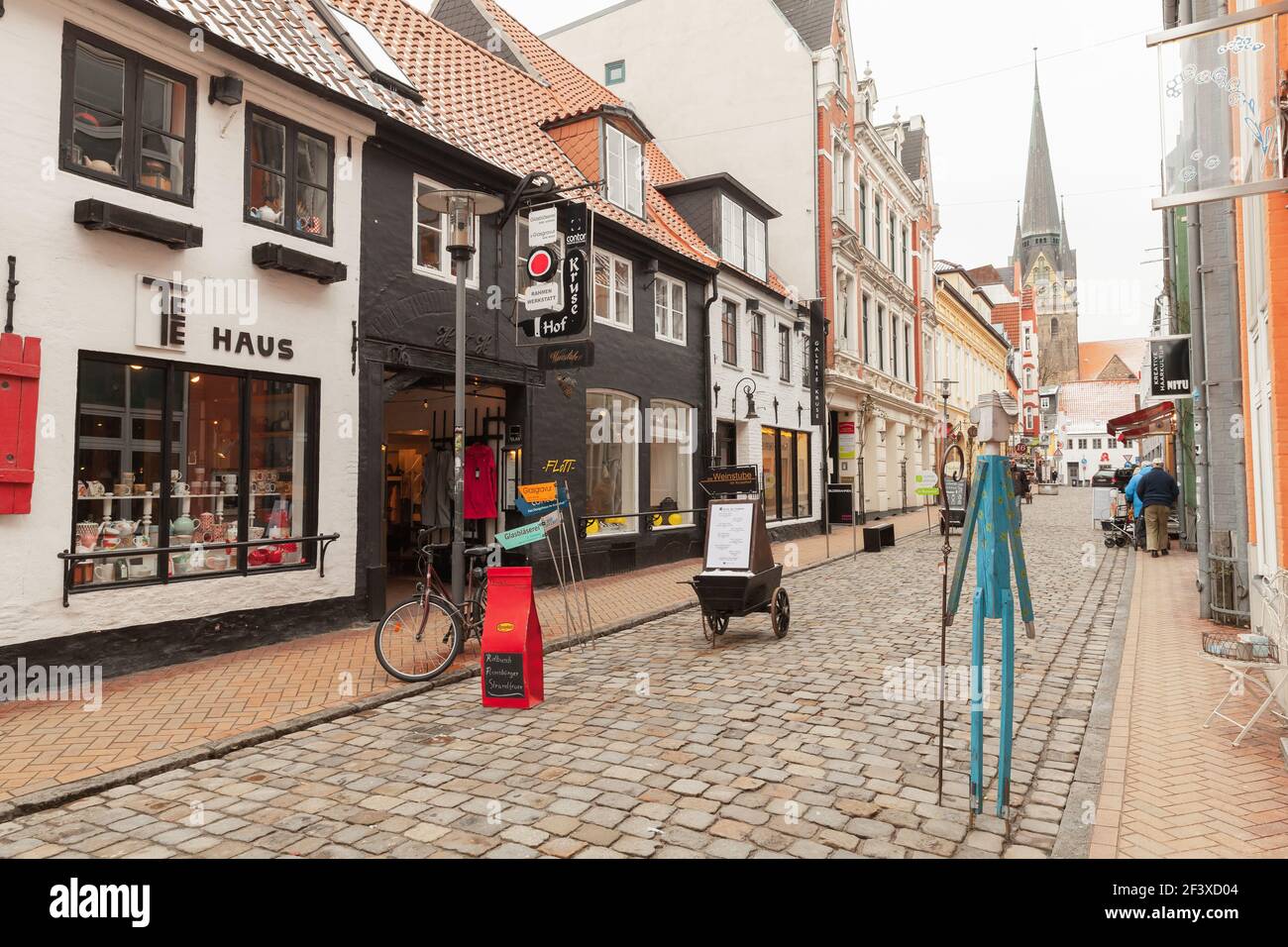 Flensburg, Allemagne - 9 février 2017 : vue sur la rue de la vieille ville de Flensburg, Allemagne. Les gens ordinaires marchent dans la rue près des magasins locaux Banque D'Images