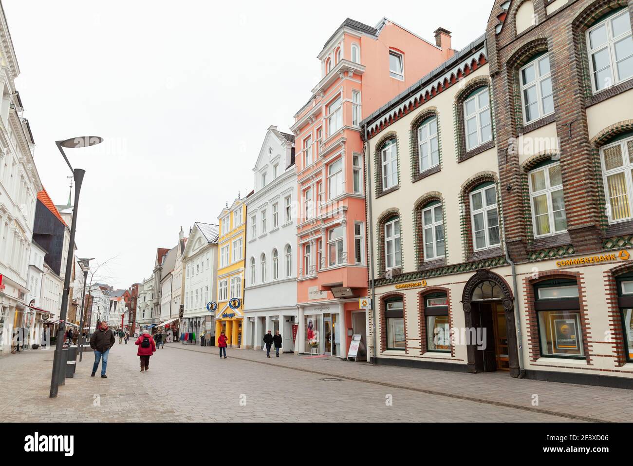 Flensburg, Allemagne - 9 février 2017 : les gens ordinaires marchent la grosse Strasse pendant la journée, c'est une rue commerçante centrale de Flensburg Banque D'Images