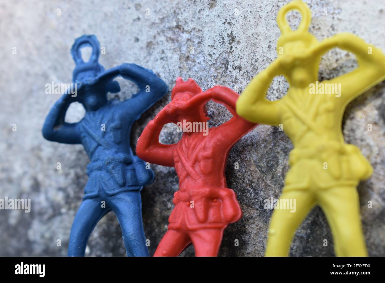 Un groupe de soldats de jouet en plastique coloré. Soldat de jouet. Banque D'Images