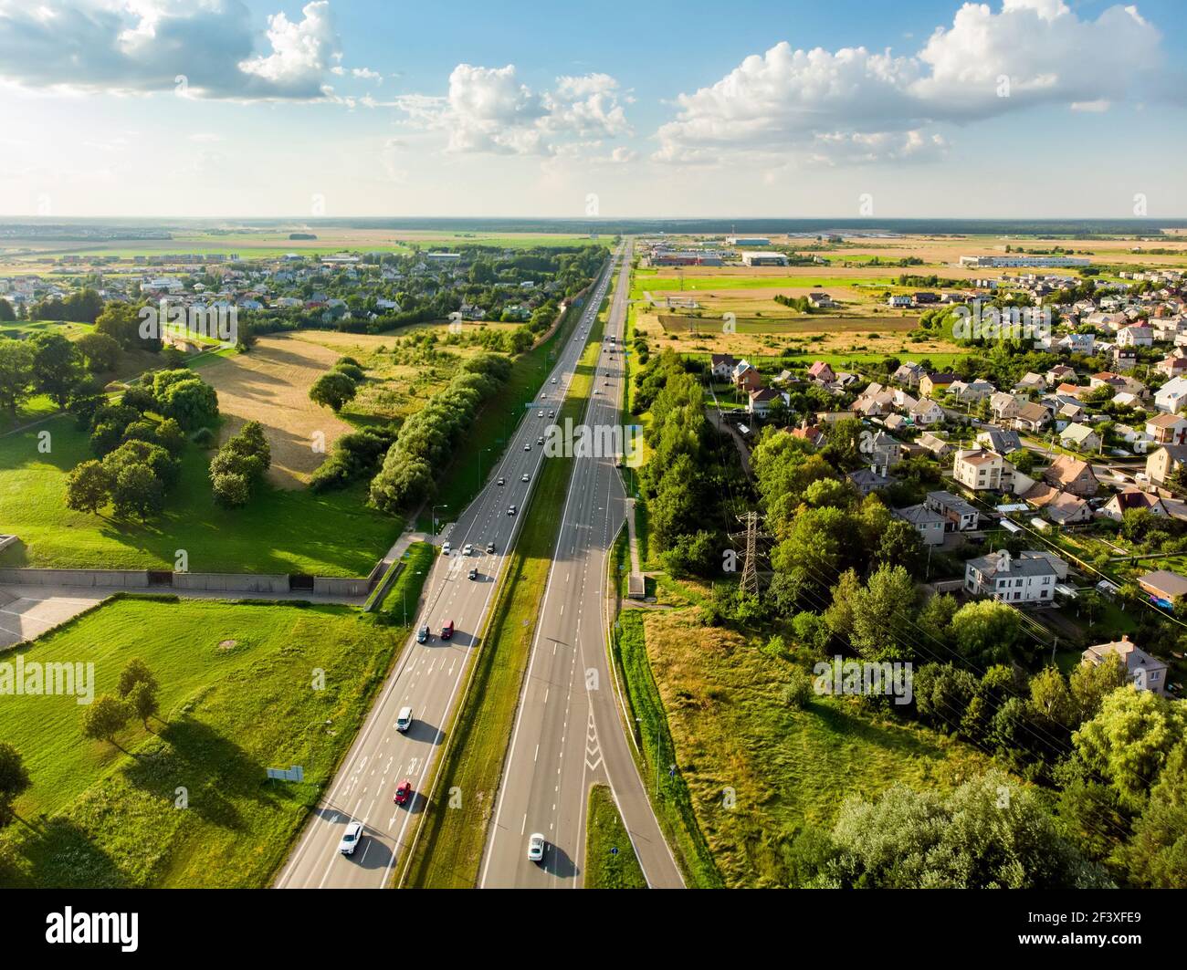 Vue aérienne d'une route. Les voitures passent, la jonction de l'autoroute, les routes transversales. Kaunas, Lituanie Banque D'Images