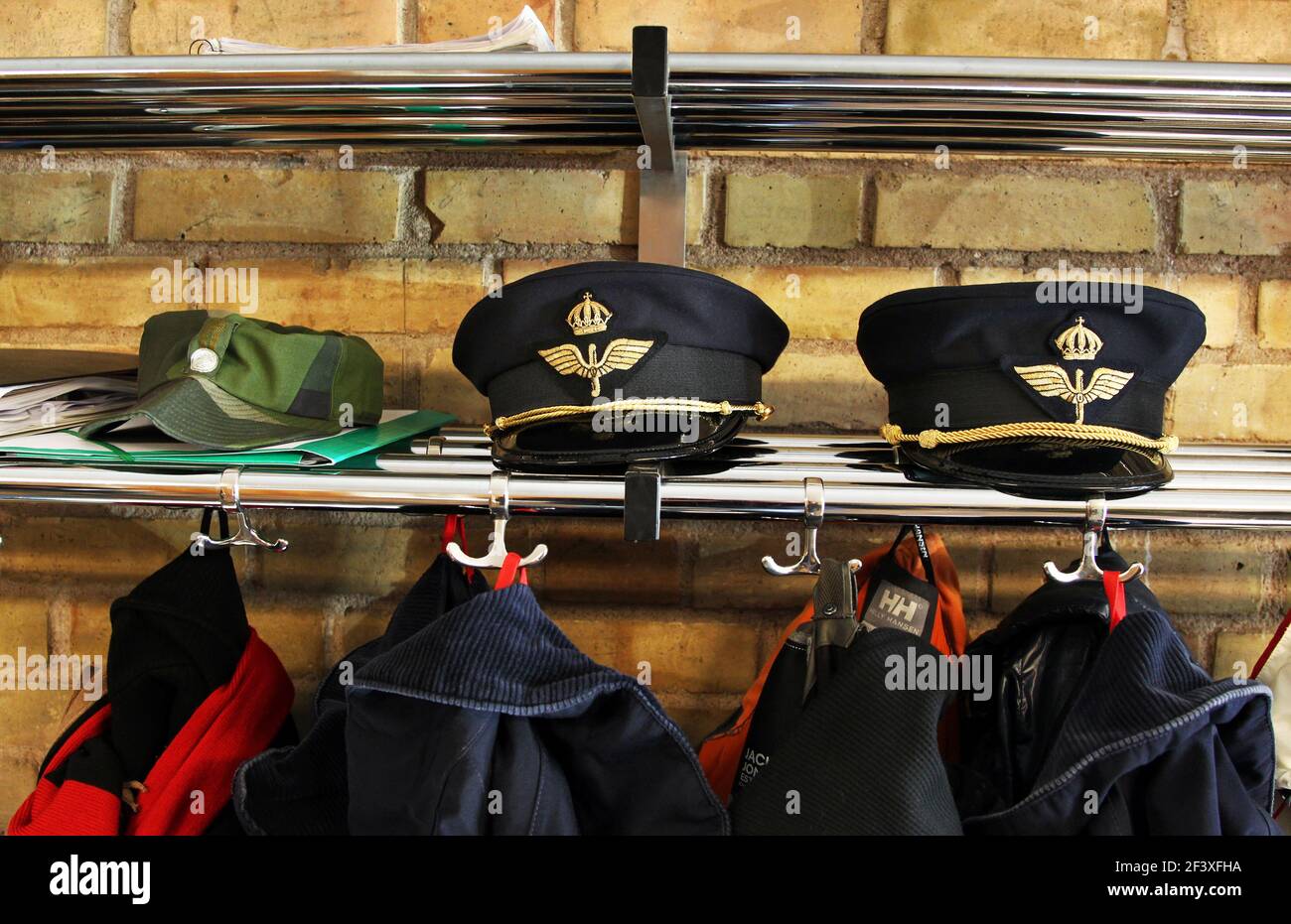 Chapeaux militaires dans les écoles de Halmstad des Forces armées suédoises. Banque D'Images