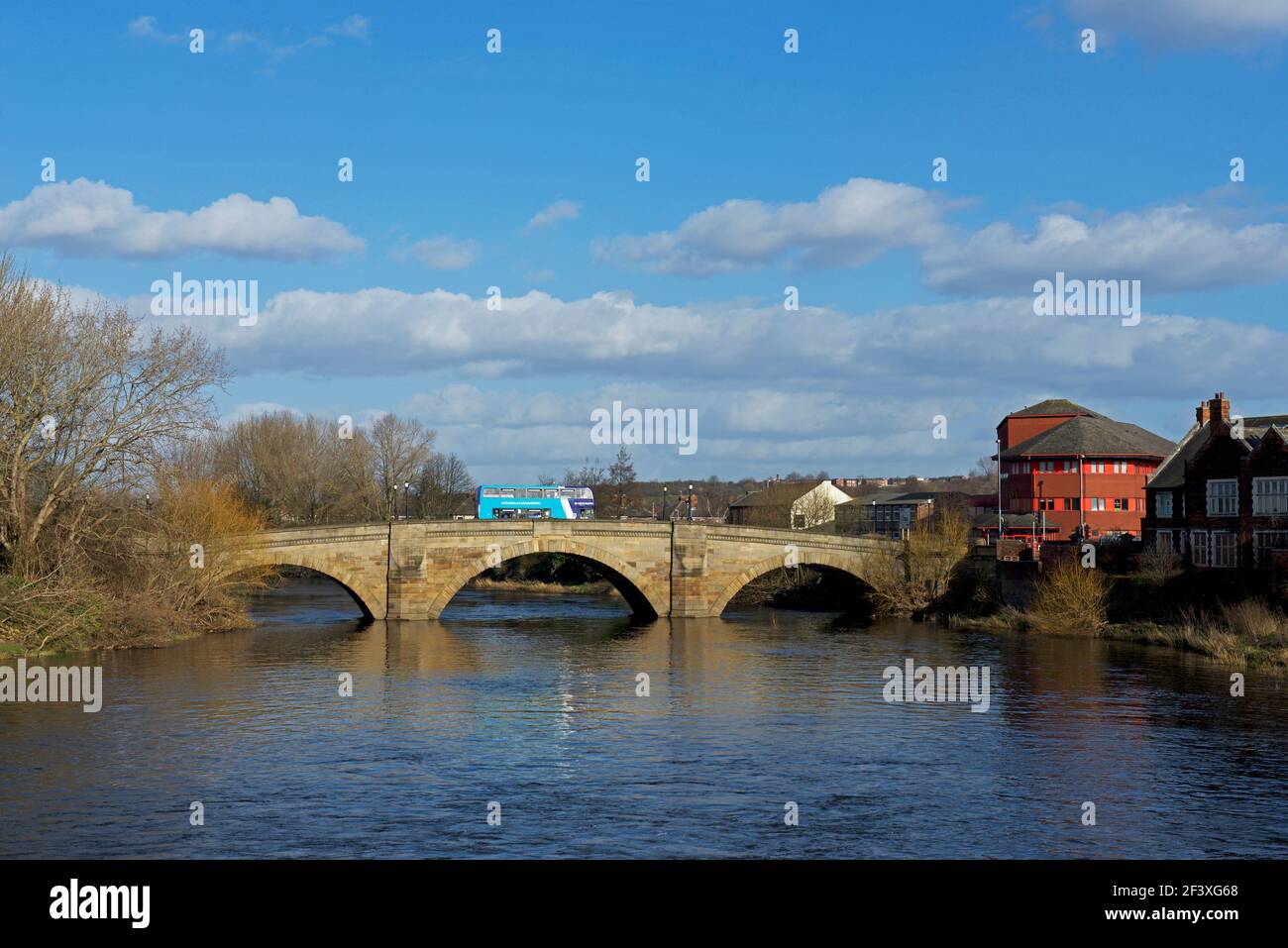 Bus sur l'ancien pont au-dessus de la rivière aire à Castleford, West Yorkshire, Angleterre Royaume-Uni Banque D'Images