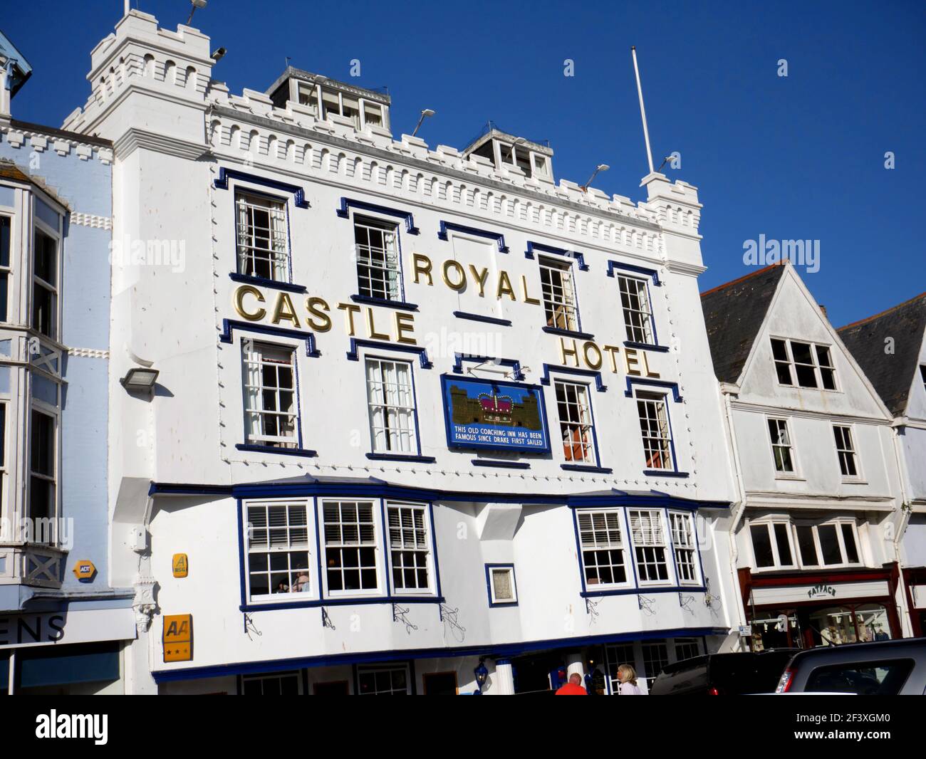 La façade élisabéthaine du Royal Castle Hotel, Dartmouth, Devon. Banque D'Images