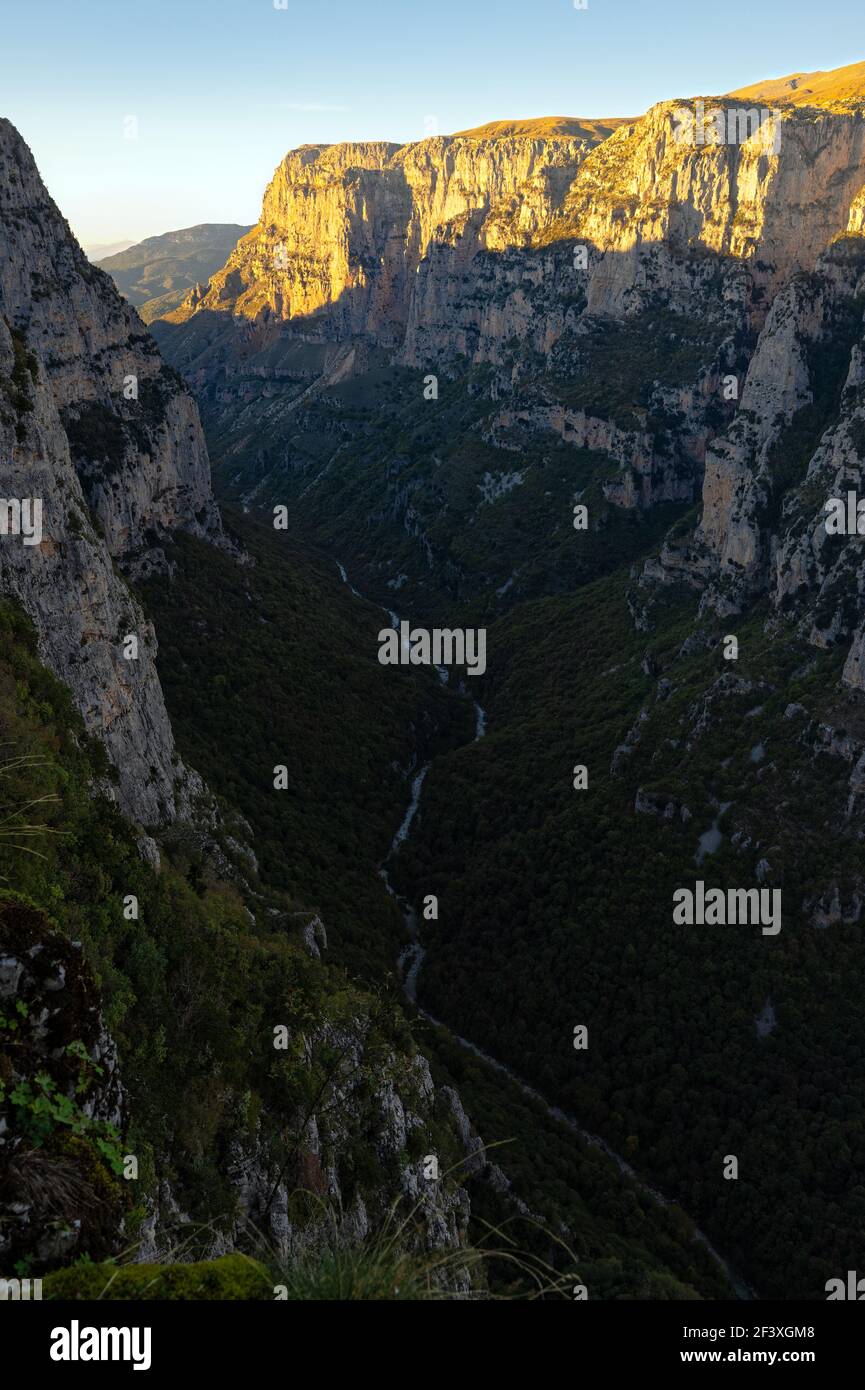 La gorge de Vikos, classée comme la gorge la plus profonde du monde par le  Livre Guinness des records, à Épirus, Grèce Photo Stock - Alamy