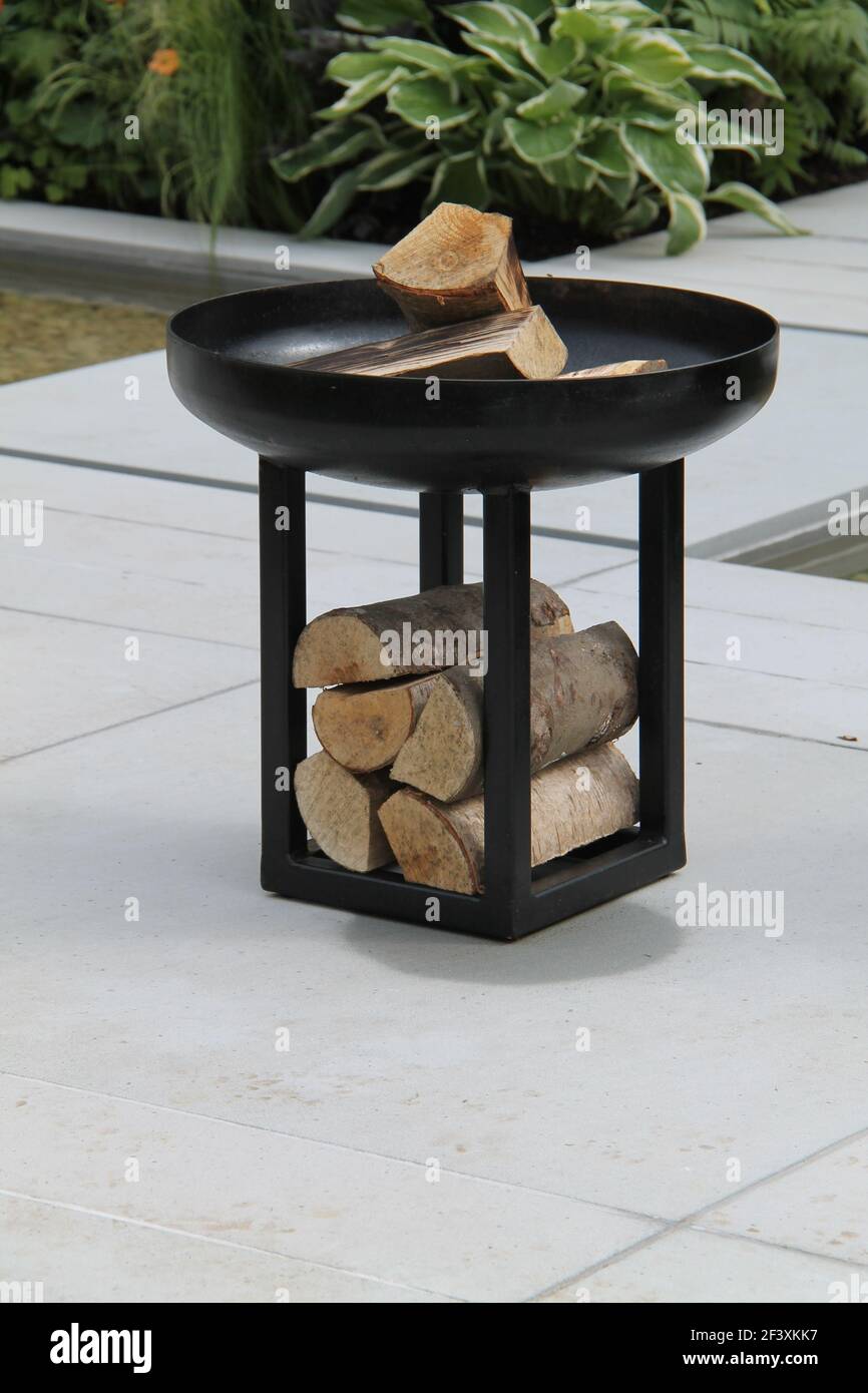 Un brûleur extérieur en bois sur un patio. Banque D'Images