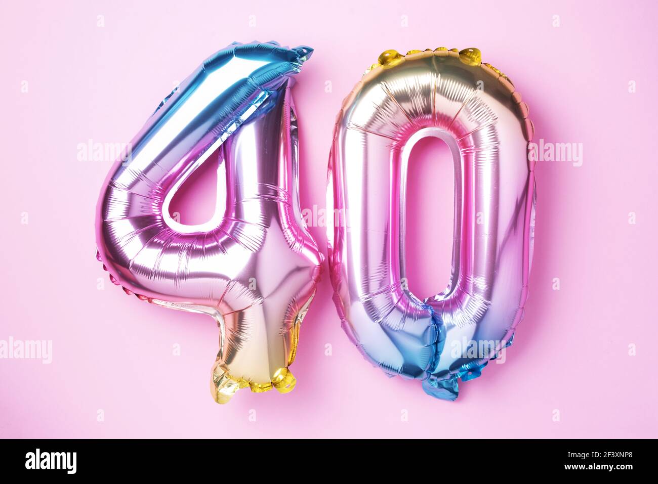 Numero De Ballon De La Feuille Arc En Ciel Chiffre Quarante Carte De Vœux D Anniversaire Avec Inscription 40 Concept Anniversaire Vue De Dessus Chiffre De Couleur Sur Rose Photo Stock Alamy