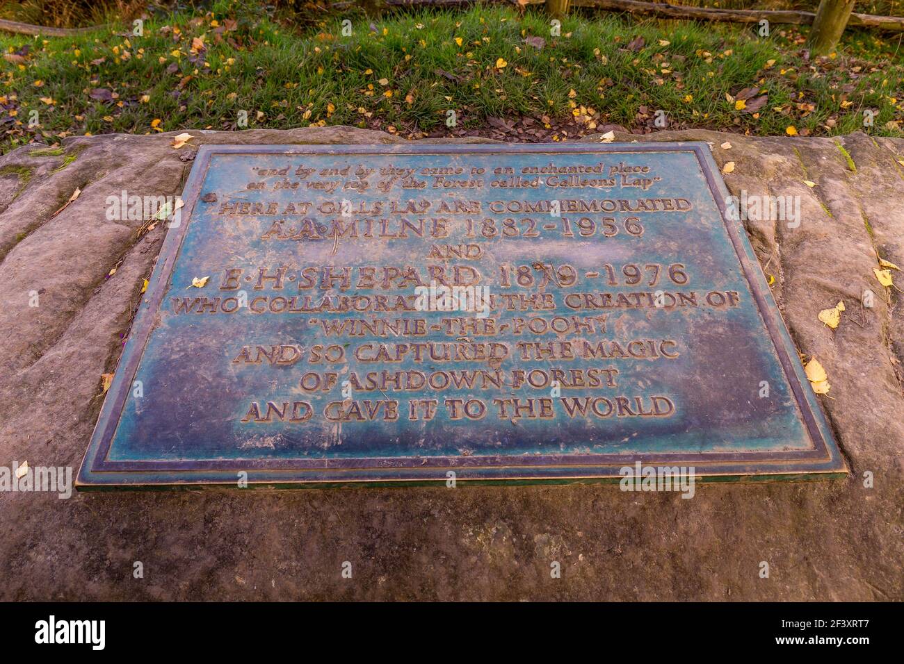 Plaque commémorative dédiée à l'écrivain AA Milne et illustrateur EH Shepherd. Gills Lap, Ashdown Forest, East Sussex, Angleterre Royaume-Uni Banque D'Images