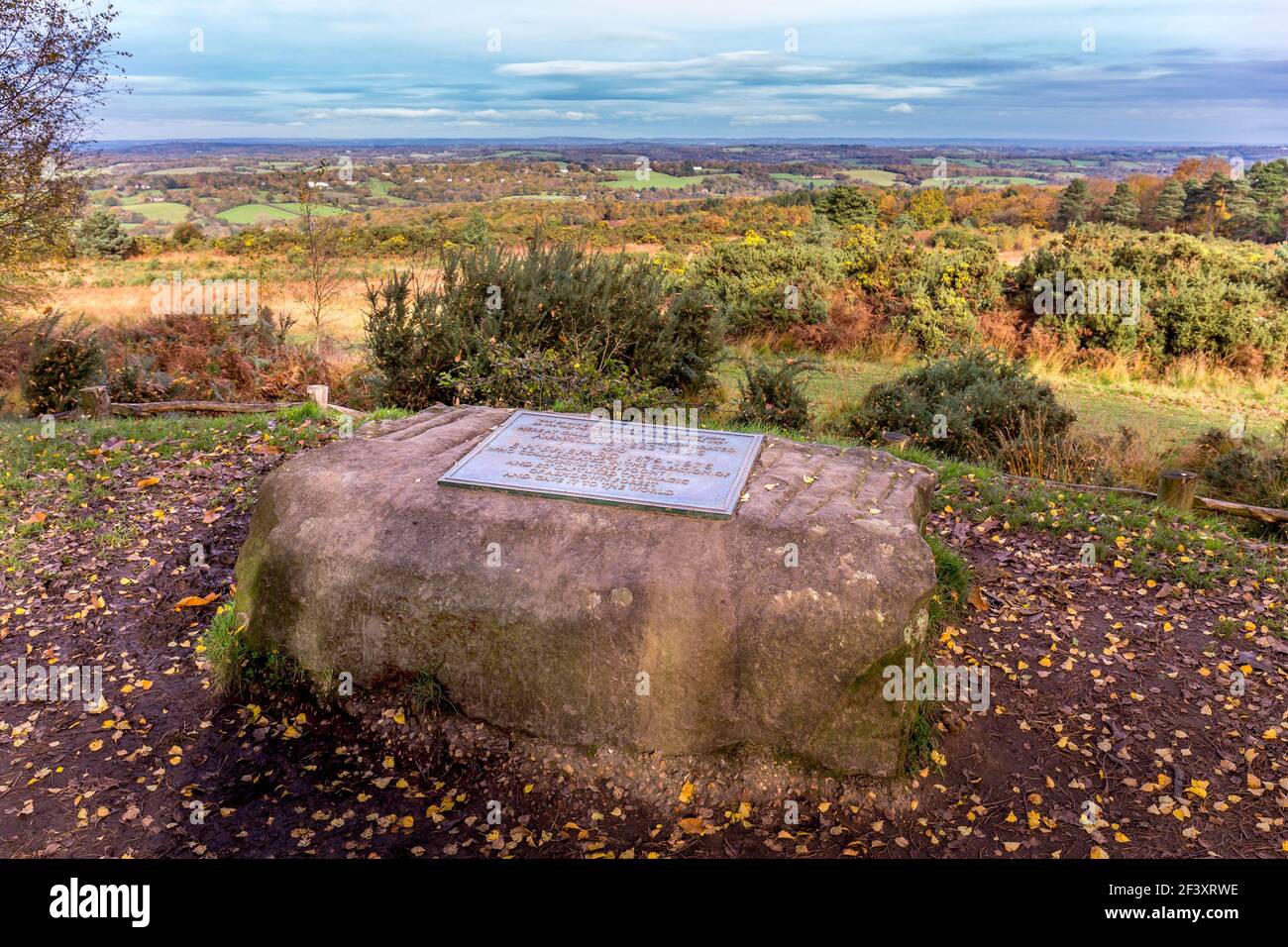Plaque commémorative dédiée à l'écrivain AA Milne et illustrateur EH Shepherd. Gills Lap, Ashdown Forest, East Sussex, Angleterre Royaume-Uni Banque D'Images