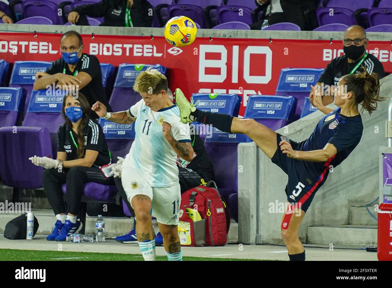 Orlando, Floride, États-Unis, 24 février 2021, Le défenseur des États-Unis Kelley O'hara fait un coup de pied pendant la coupe SheBelieves au stade Exploria (photo : Marty Jean-Louis) Banque D'Images