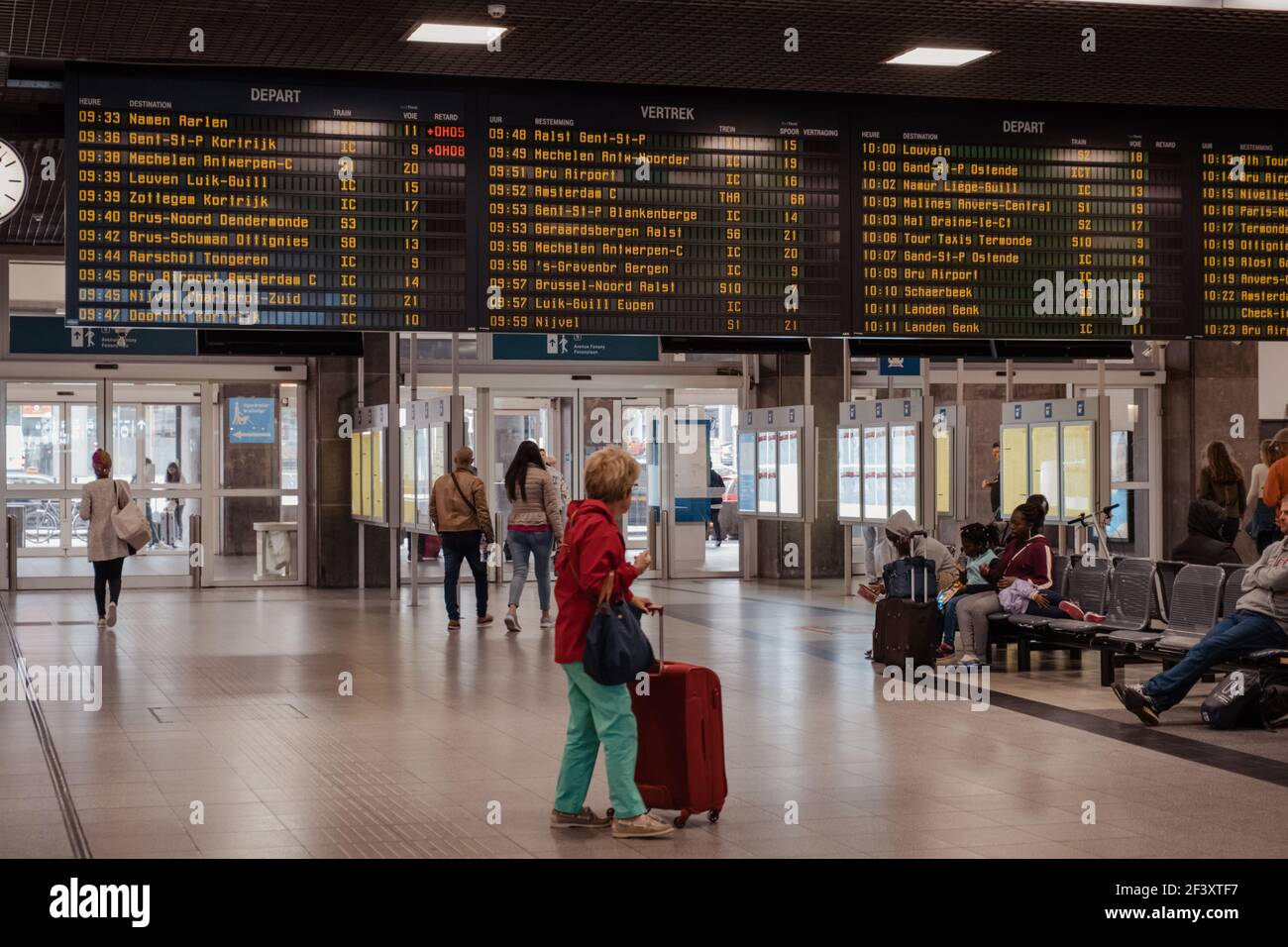 Bruxelles, Belgique - 16 août 2019 : embarquement et calendrier à  l'intérieur de la Gare du midi, l'une des trois principales gares de  Bruxelles, les gens Photo Stock - Alamy