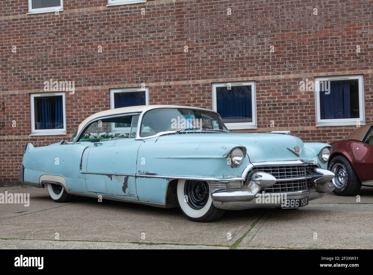 Fleetwood 1955 de Cadillac exposé à Lenwade Industrial Estate, Norfolk,  Royaume-Uni Photo Stock - Alamy