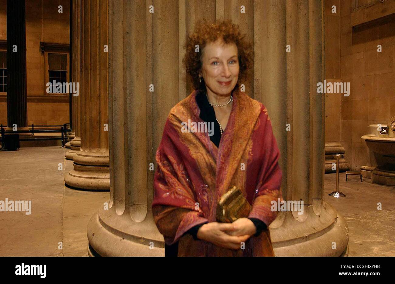 MARGARET ATWOOD ARRIVE POUR LES PRIX DE L'HOMME BOOKER, AUX BRITANNIQUES MUSEUM.14/10/03 PILSTON Banque D'Images