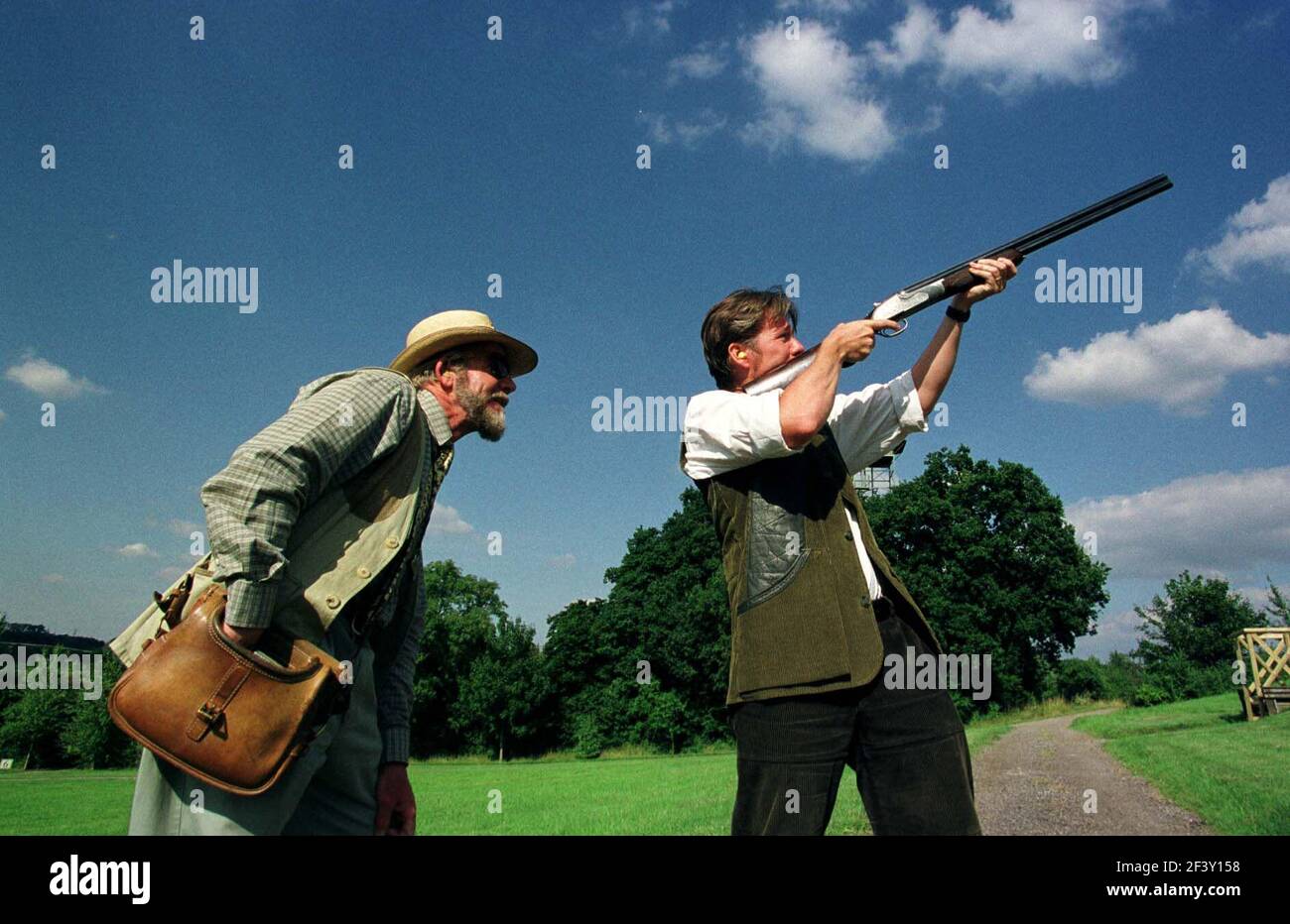 Tom Sutcliffe tournage regardé par Ken Davies. Banque D'Images