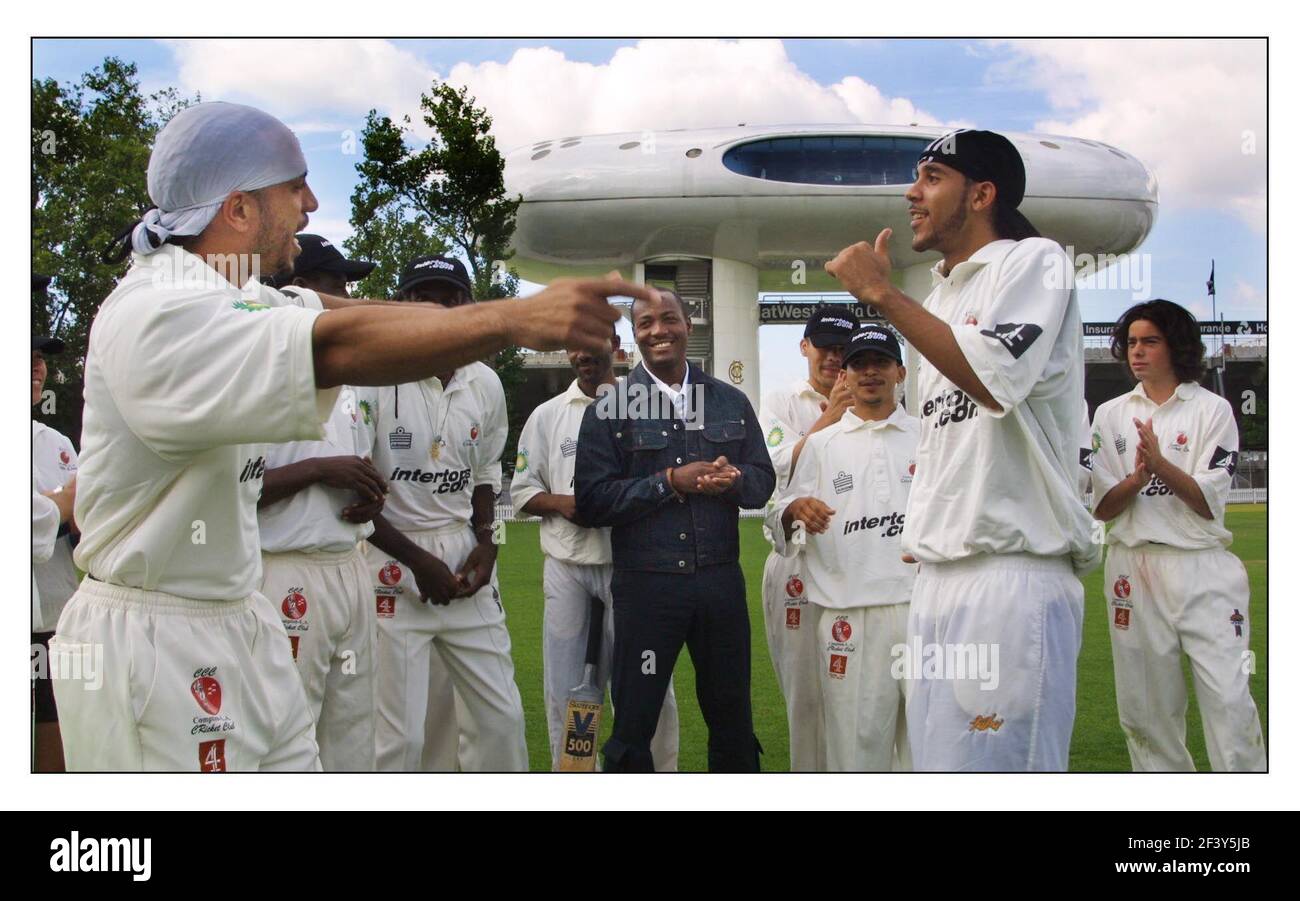 Brian Lara, le grand joueur de cricket, est reçu par des membres du Compton Cricket Club de Los Angeles avec leur version de cricket rap. Le club de cricket de Compton est composé des sans-abri et des anciens membres de gangs des rues de LA. Ils sont sur une tournée de l'U.K. pic David Sandison 28/8/2001 Banque D'Images