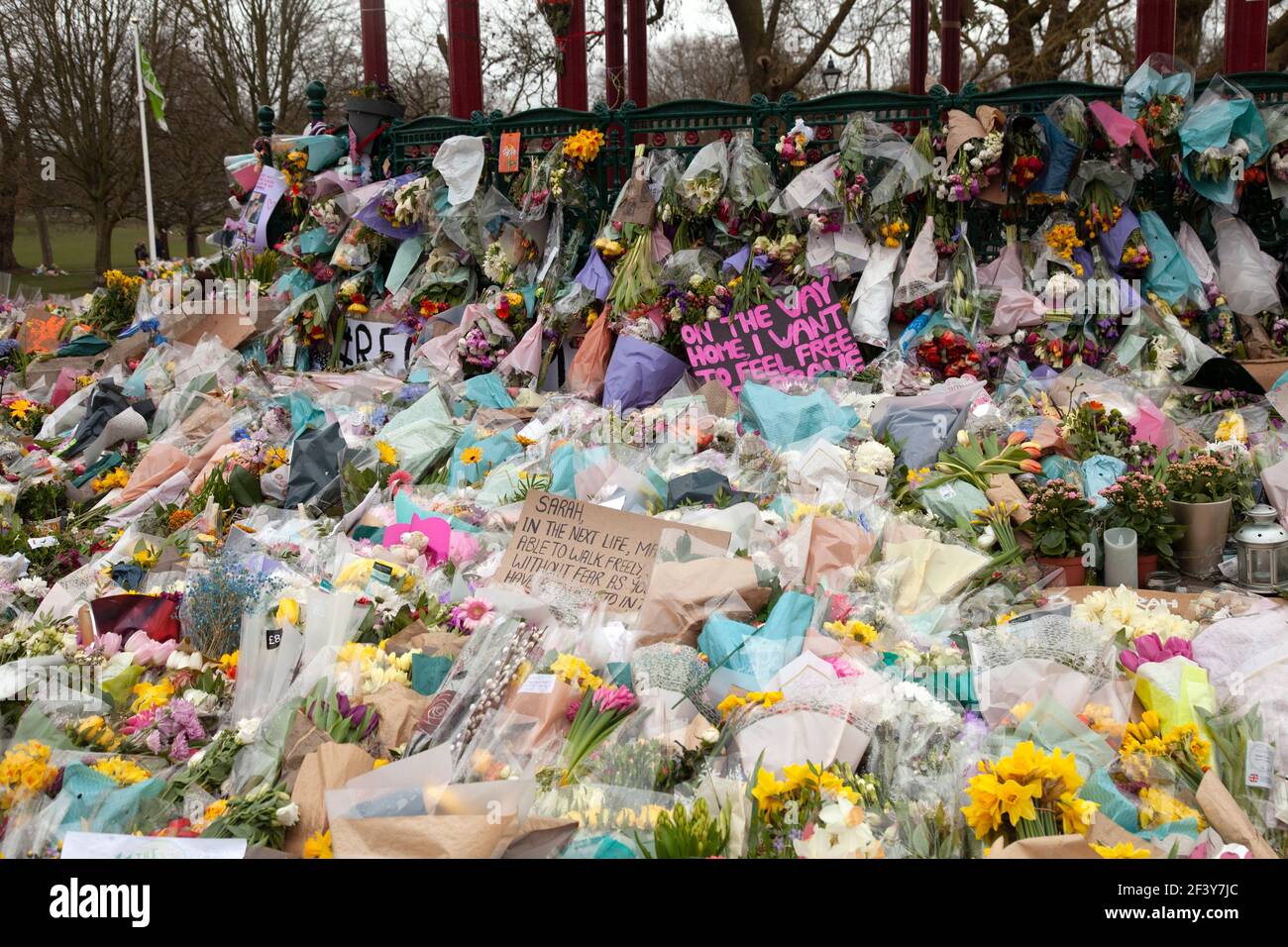 Panneau et fleurs à la mémoire de Sarah Everard sur Clapham Common, Londres Banque D'Images