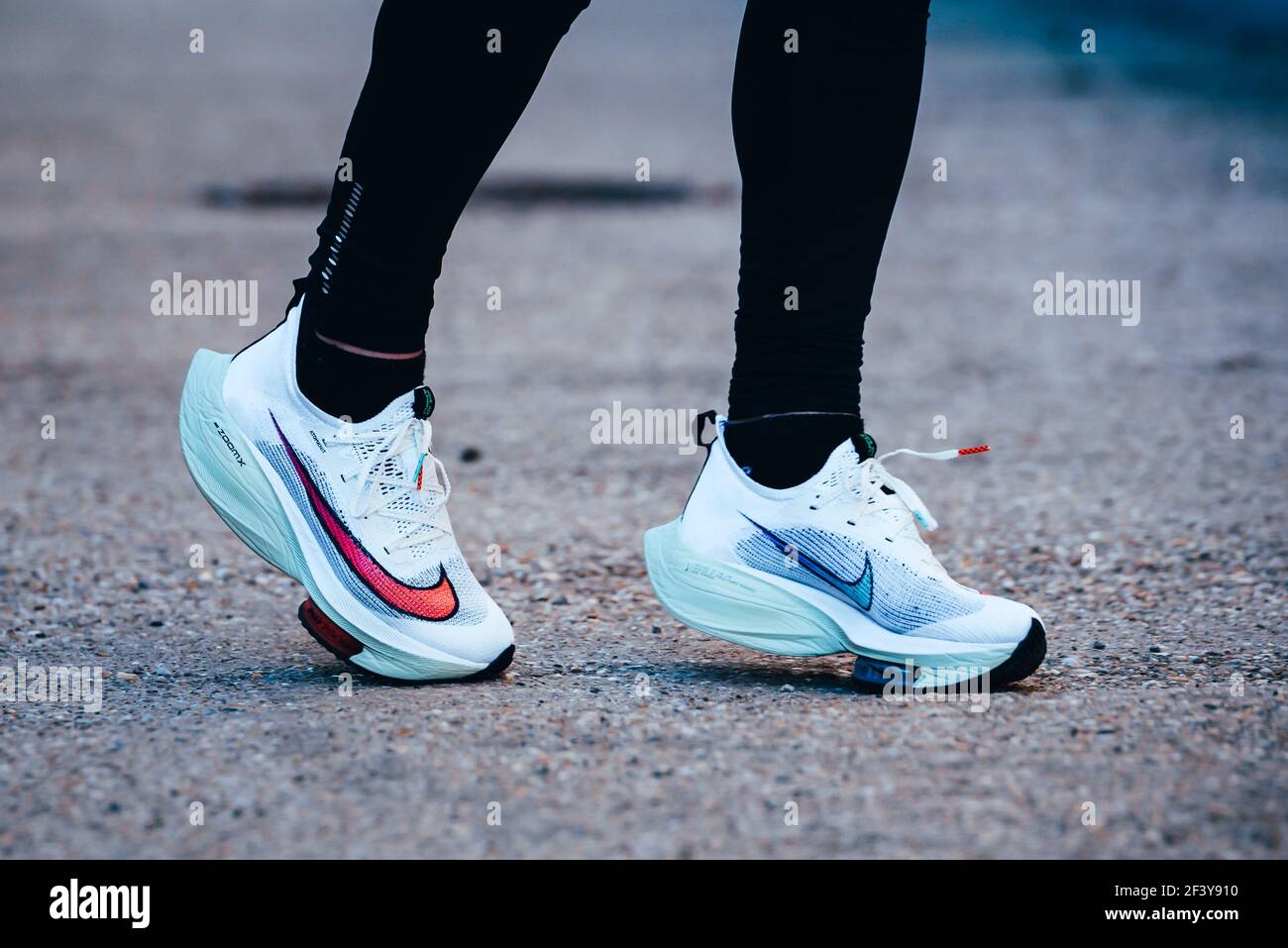 TOKYO, JAPON, MARS 18. 2021: Nike running chaussures ALPHAFLY NEXT%.  Chaussure d'athlétisme controversée sur les jambes d'un athlète  professionnel qui court sur la route. Arrêt Photo Stock - Alamy
