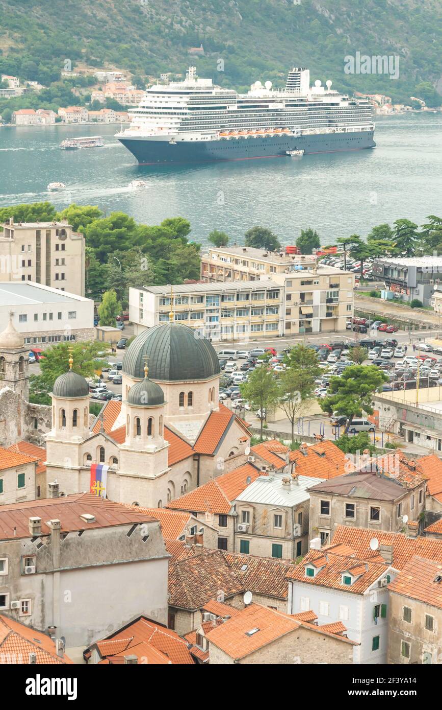 Un bateau de croisière se déplace lentement le long des eaux de la baie au loin amenant les touristes à visiter la ville historique populaire. Banque D'Images