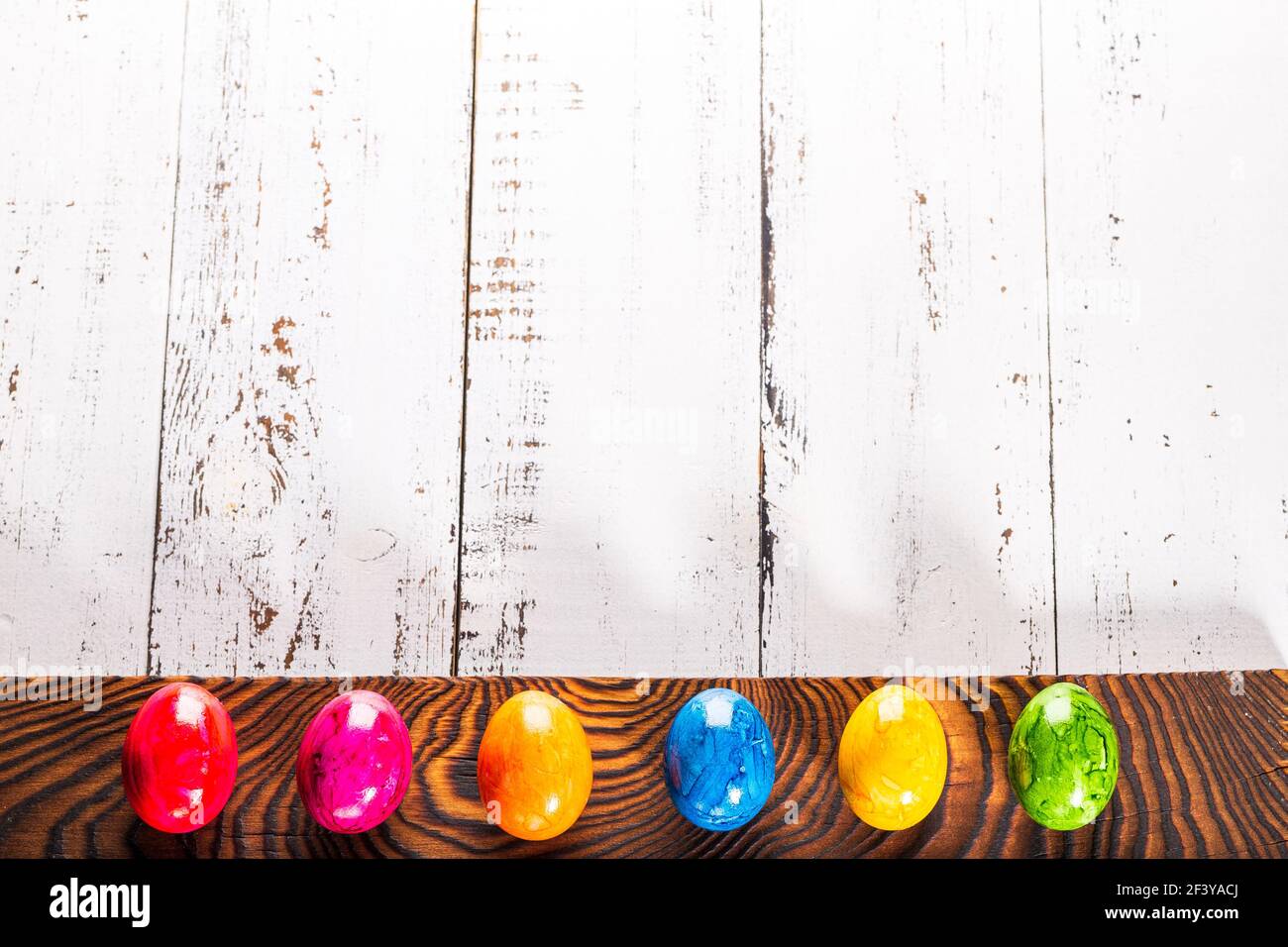 Fond en bois de Pâques avec œufs de couleur. Banque D'Images