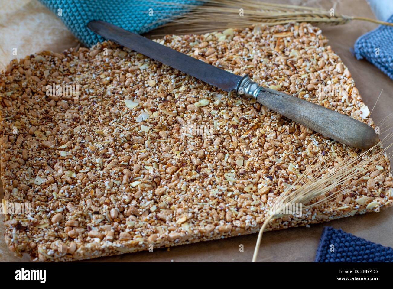 Pas de barre de granola au four avec des noix, des graines, des flocons d'avoine soufflés, de l'amarante, du miel et du sirop d'érable servis sur une table en bois Banque D'Images