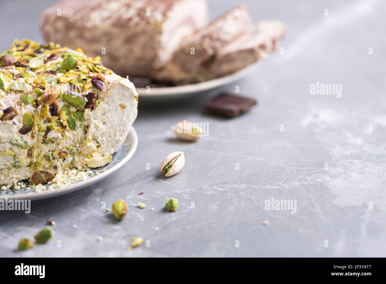 Halva au chocolat au sésame et halva aux pistaches sur fond gris. Vue de dessus. Copier l'espace. Bonbons traditionnels du Moyen-Orient. Juif, turc, arabe Banque D'Images
