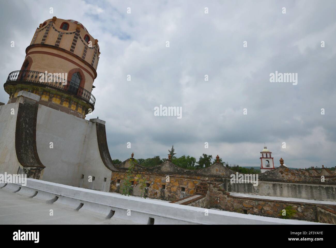 Vue sur la tour de l'Hacienda coloniale de Peotillos à Villa Hidalgo, San Luis Potosí Mexique. Banque D'Images