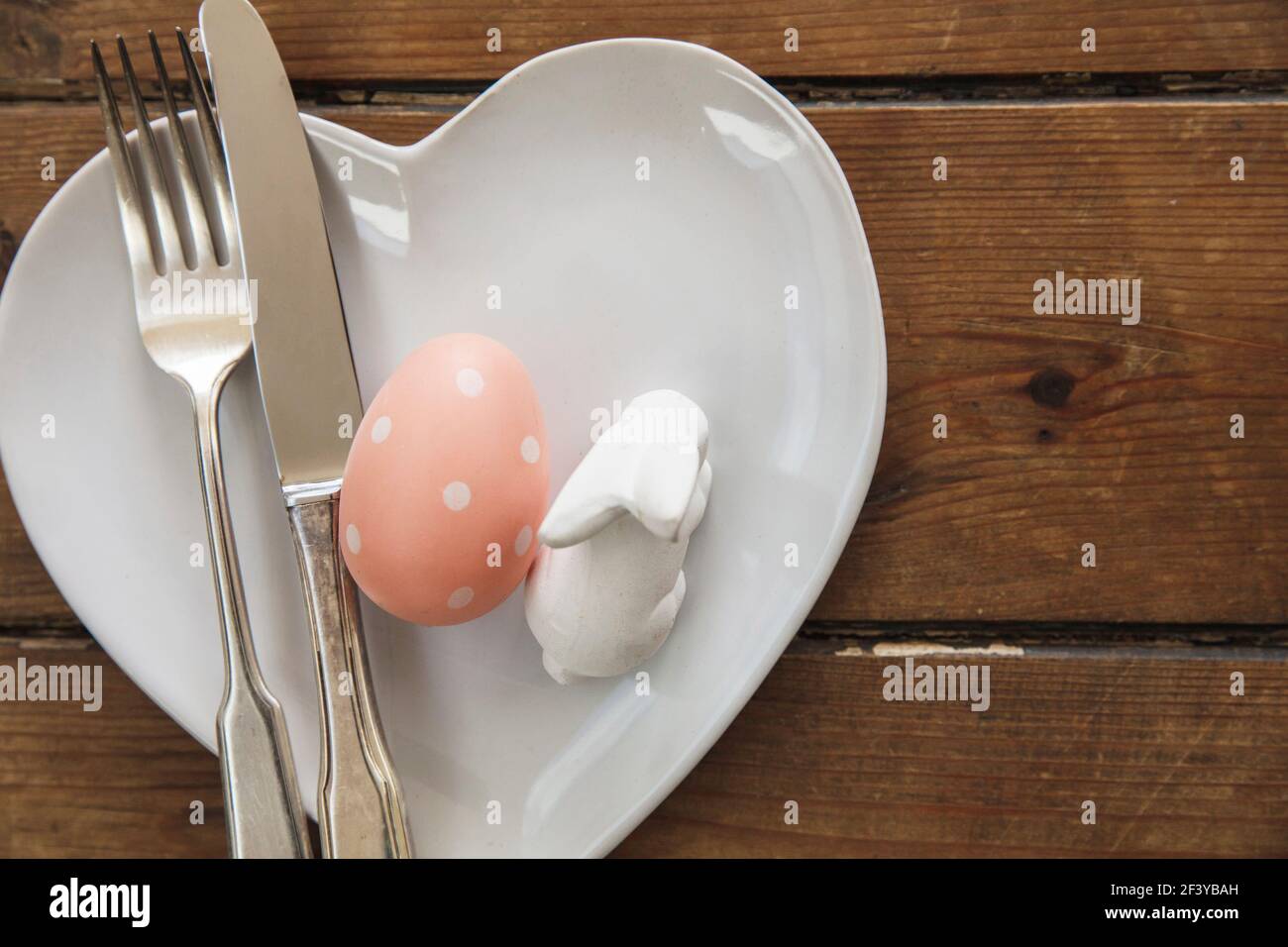 Table de repas de Pâques décorée de lapin de pâques et de pâques au printemps œuf Banque D'Images