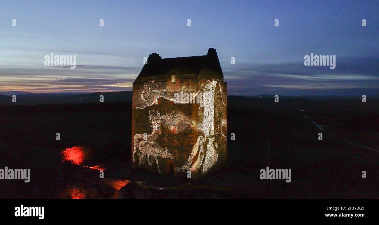 Smailholm Tower, frontières écossaises, Écosse, Royaume-Uni. 17 2021 mars : un spectacle lumineux unique lance les célébrations du 250e anniversaire de Sir Walter Scott UN spectacle lumineux spectaculaire lancera les célébrations internationales du 250e anniversaire de la vie et des œuvres de Sir Walter Scott le samedi 20 mars, Journée mondiale des contes. Crédit : phil wilkinson/Alay Live News Banque D'Images