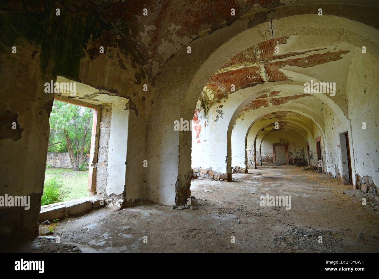 Ancien bâtiment en pierre abandonné sur le terrain de l'Hacienda coloniale de Peotillos à Villa Hidalgo, San Luis Potosí Mexique. Banque D'Images