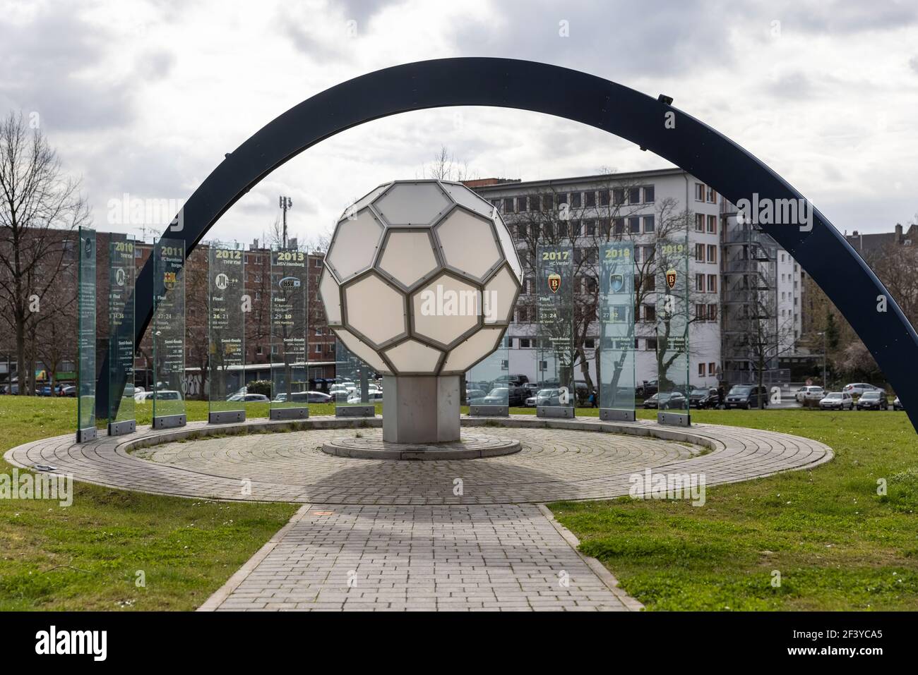 Lanxess Arena est un centre sportif. Un monument moderne a été érigé pour rappeler certains des plus grands événements de la construction. Banque D'Images