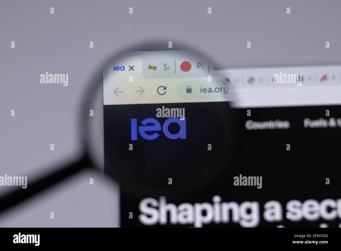New York, Etats-Unis - 18 mars 2021 : icône du logo de la société de l'Agence internationale de l'énergie de l'AIE sur le site Web, éditorial Banque D'Images
