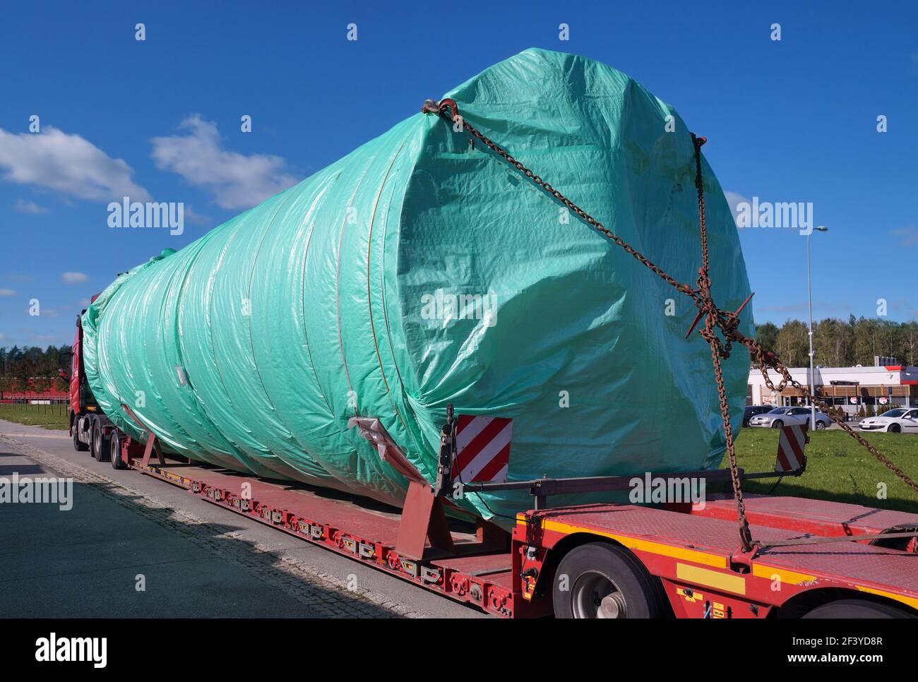 Charge surdimensionnée ou convoi exceptionnel. Un camion équipé d'une semi-remorque spéciale pour le transport de charges surdimensionnées. Véhicule très long. Banque D'Images