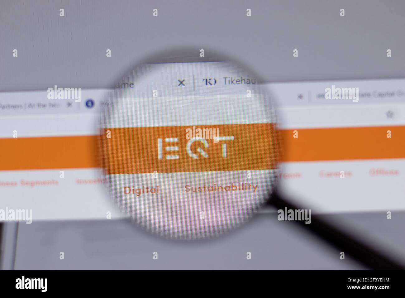 New York, Etats-Unis - 18 mars 2021 : icône du logo de la société EQT Partners sur le site Web, Editorial Banque D'Images