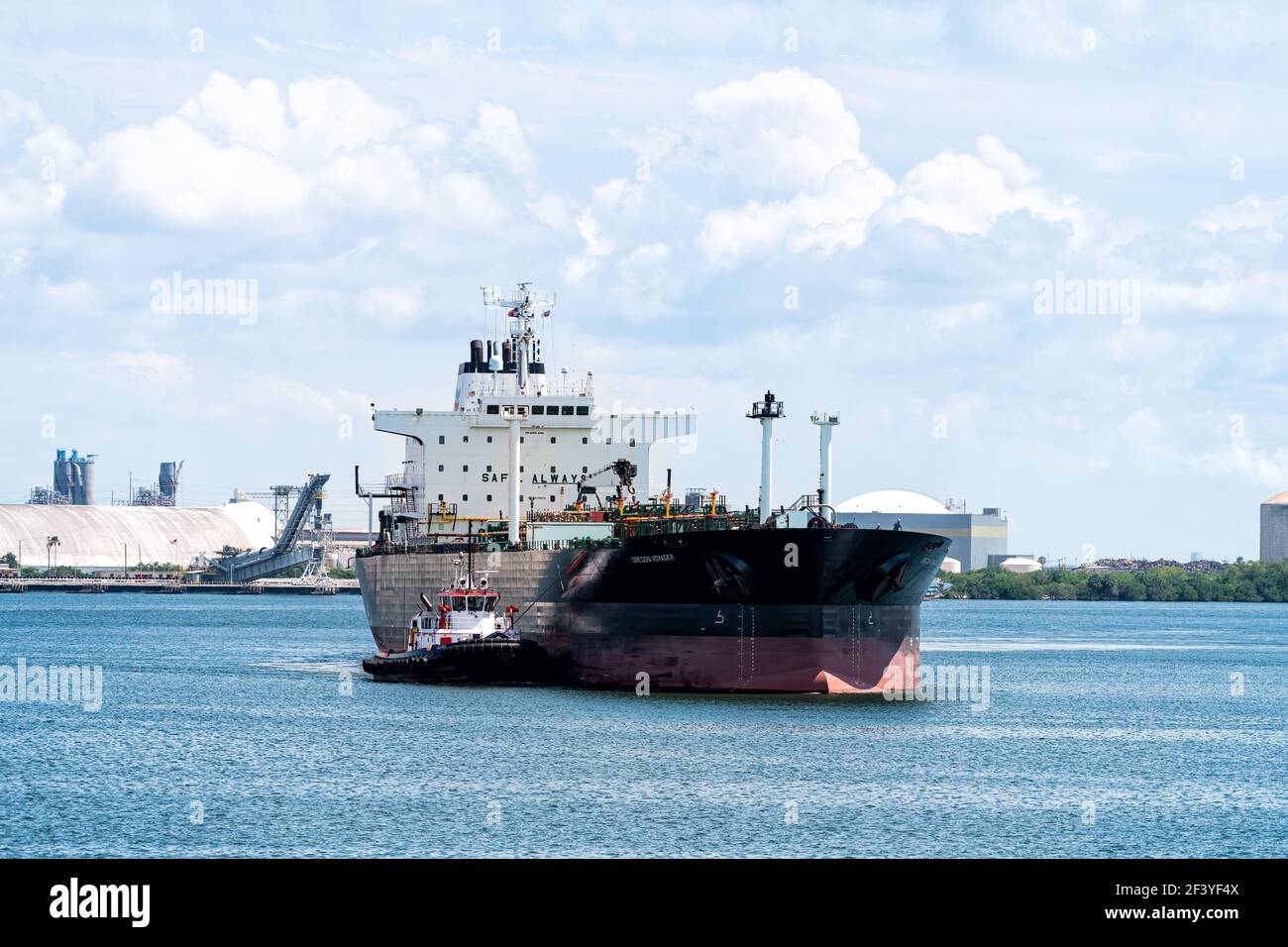 Tampa, États-Unis - 27 avril 2018 : navire industriel de pétrolier Oregon Voyager dans la baie de McKay près du golfe du Mexique par le transport de la jetée du terminal CSX Banque D'Images