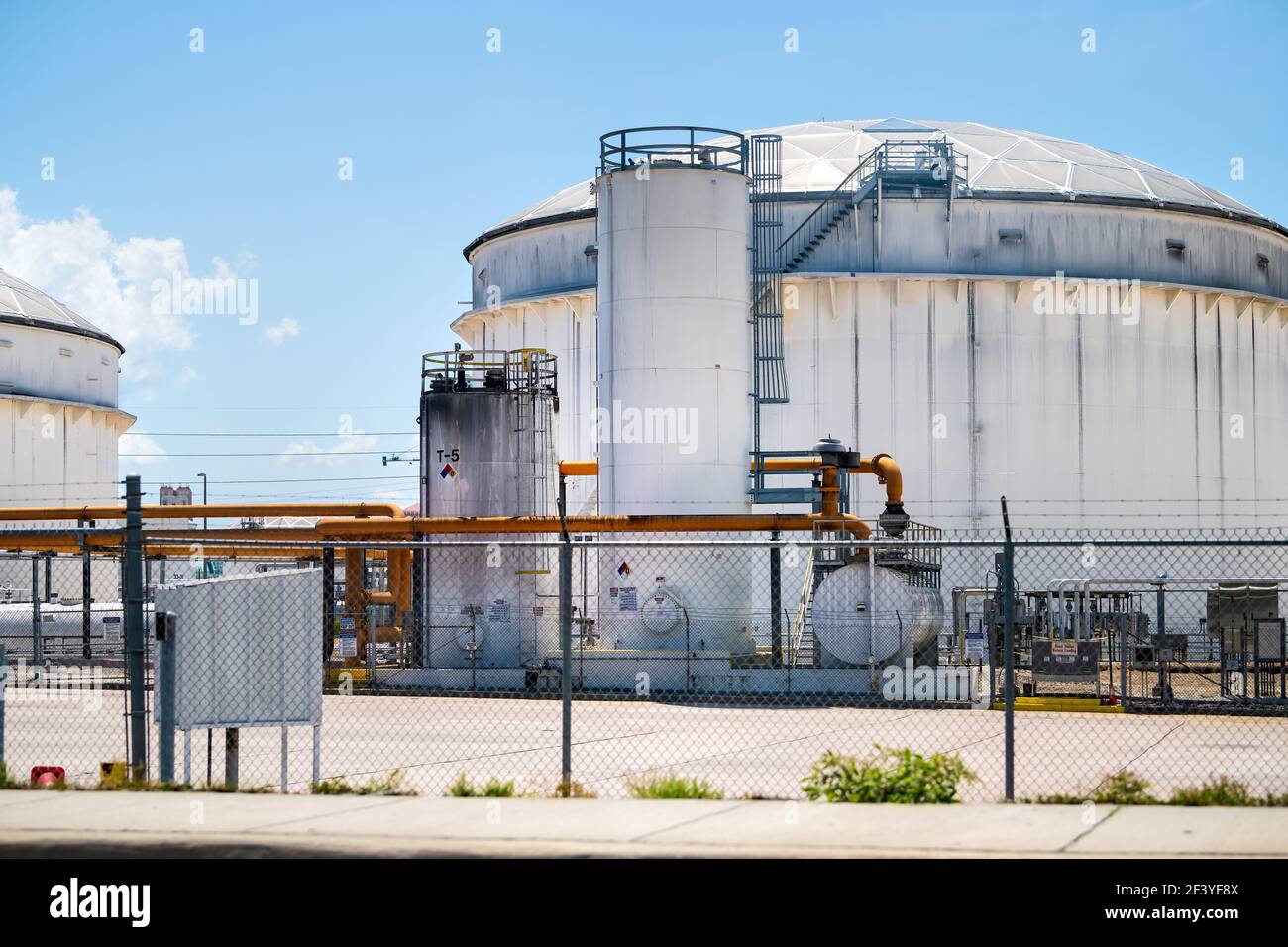 Tampa, États-Unis - 27 avril 2018 : terminal de Marathon Petroleum Corporation avec stockage en silo pour le pétrolier pétrolier pétrolier en Floride Banque D'Images