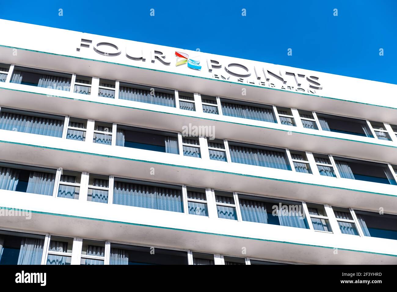 Miami Beach, États-Unis - 5 mai 2018 : panneau de l'hôtel four points by Sheraton à l'architecture abstraite de fenêtres blanches sur l'avenue Collins à la Floride Art Deco Sout Banque D'Images