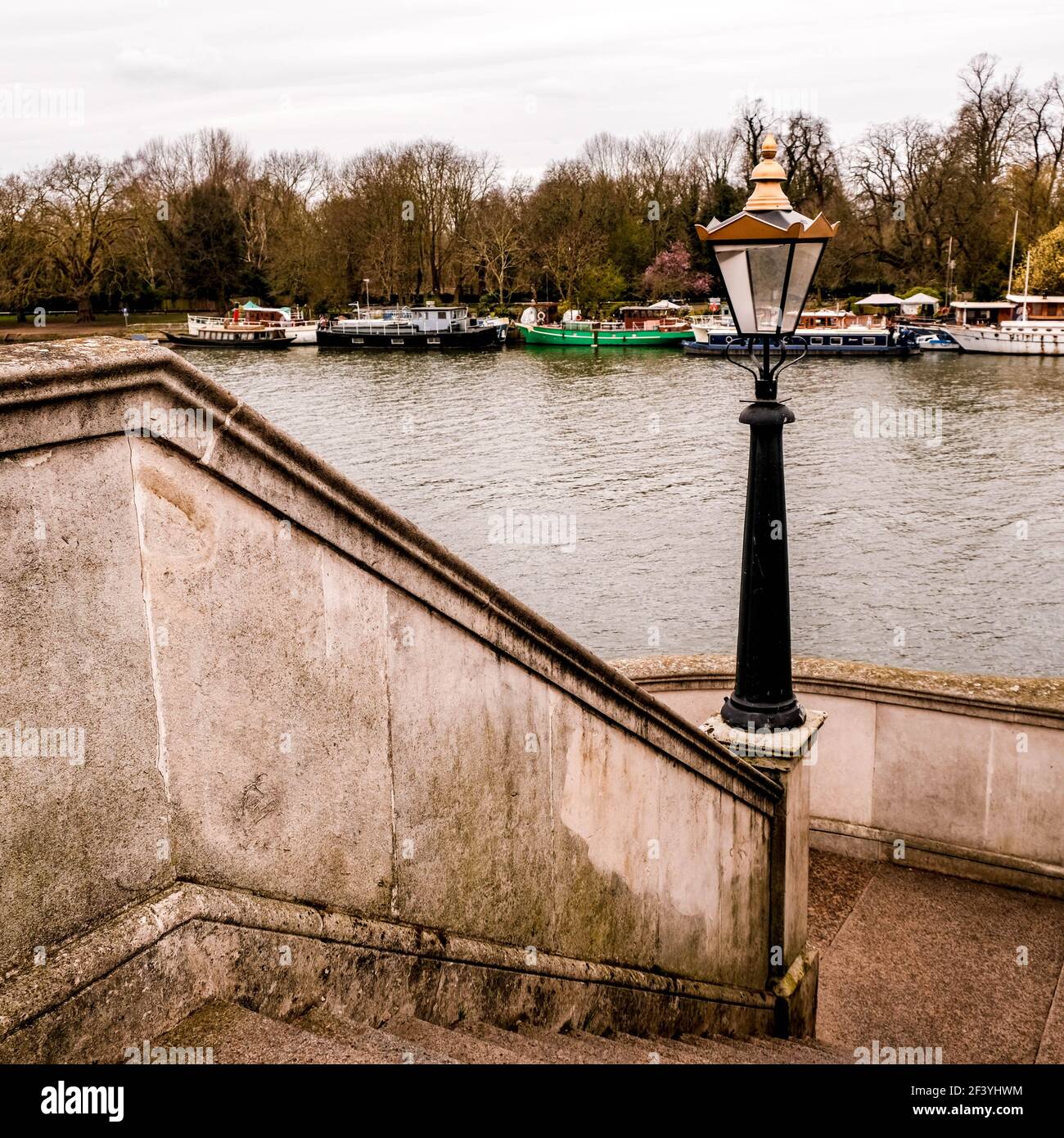 Londres, Royaume-Uni, mars 18 2021, River Thames depuis le pont de Kingston avec des Péniche sur la Far Bank Banque D'Images