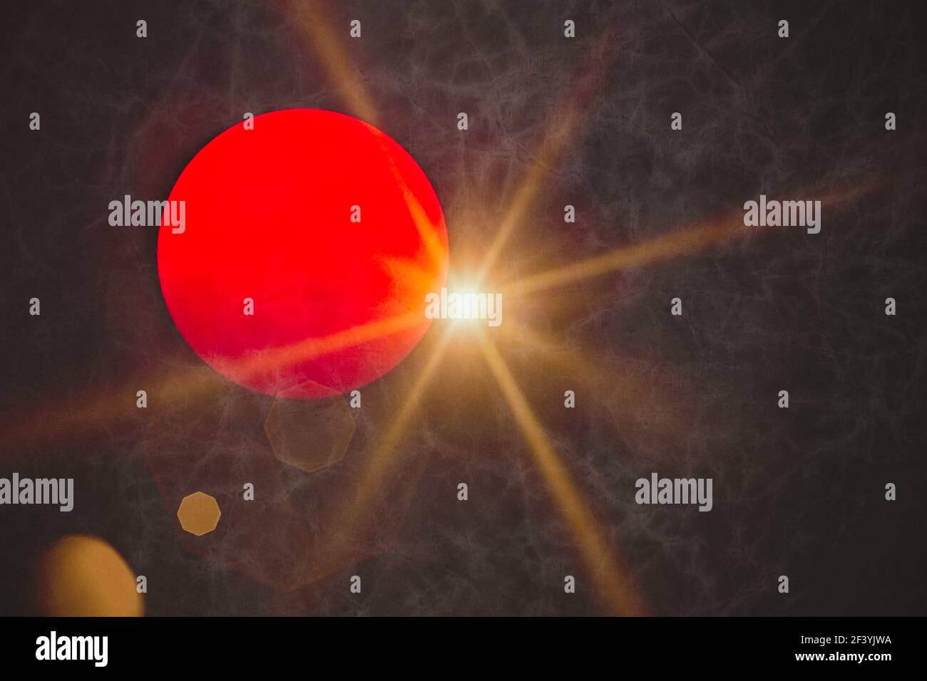 Disque rouge dans la fumée - c'est un regard étroit sur le soleil de midi au-dessus de la vallée de Carson dans le Nevada, pendant les feux de forêt de l'été. Banque D'Images