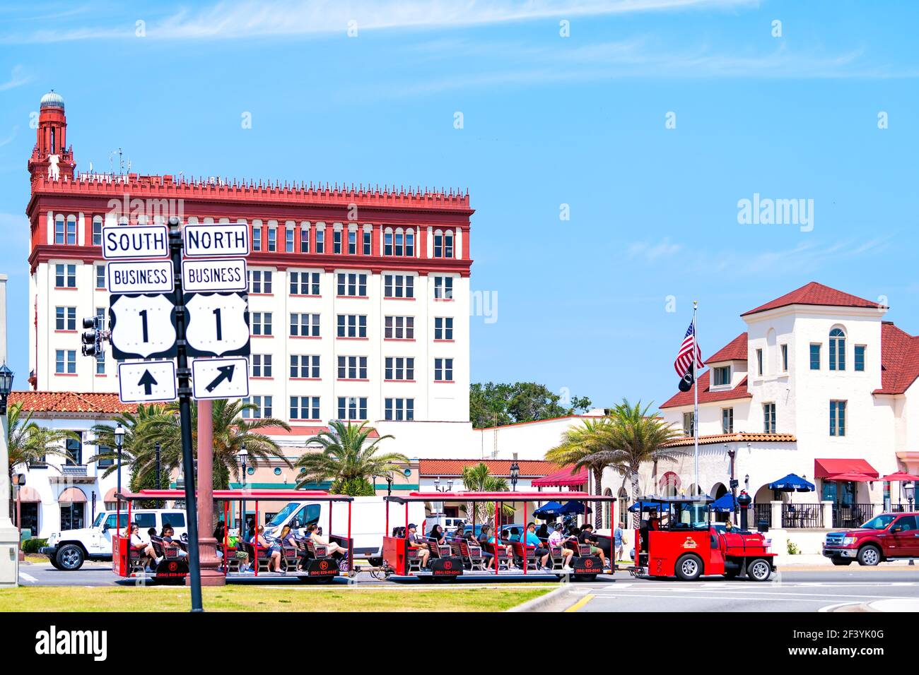 St. Augustine, États-Unis - 10 mai 2018 : visite guidée en tramway avec architecture coloniale européenne espagnole historique dans la ville de Floride Banque D'Images