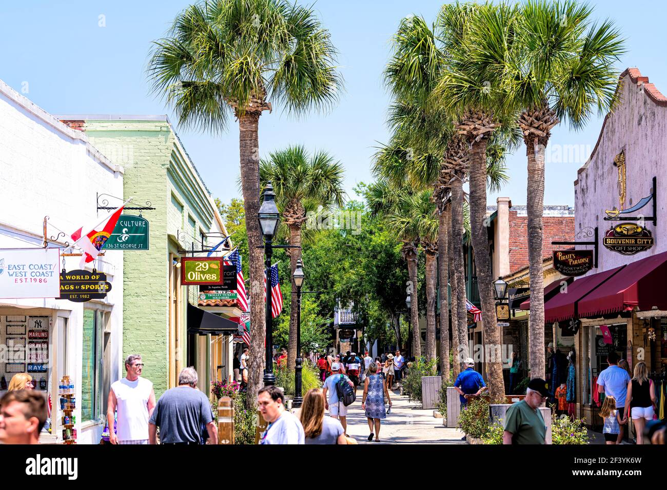 St. Augustine, États-Unis - 10 mai 2018 : rue St George avec des gens qui marchent les jours ensoleillés par des magasins et des restaurants dans la vieille ville de Floride c Banque D'Images