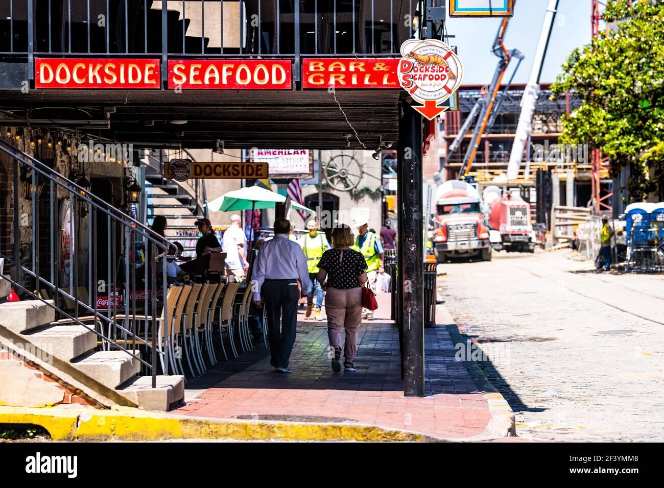 Savannah, Etats-Unis - 11 mai 2018 : rue de la vieille ville River en Géorgie la vieille ville du sud avec l'architecture en brique, magasins, les gens par Docksi Banque D'Images