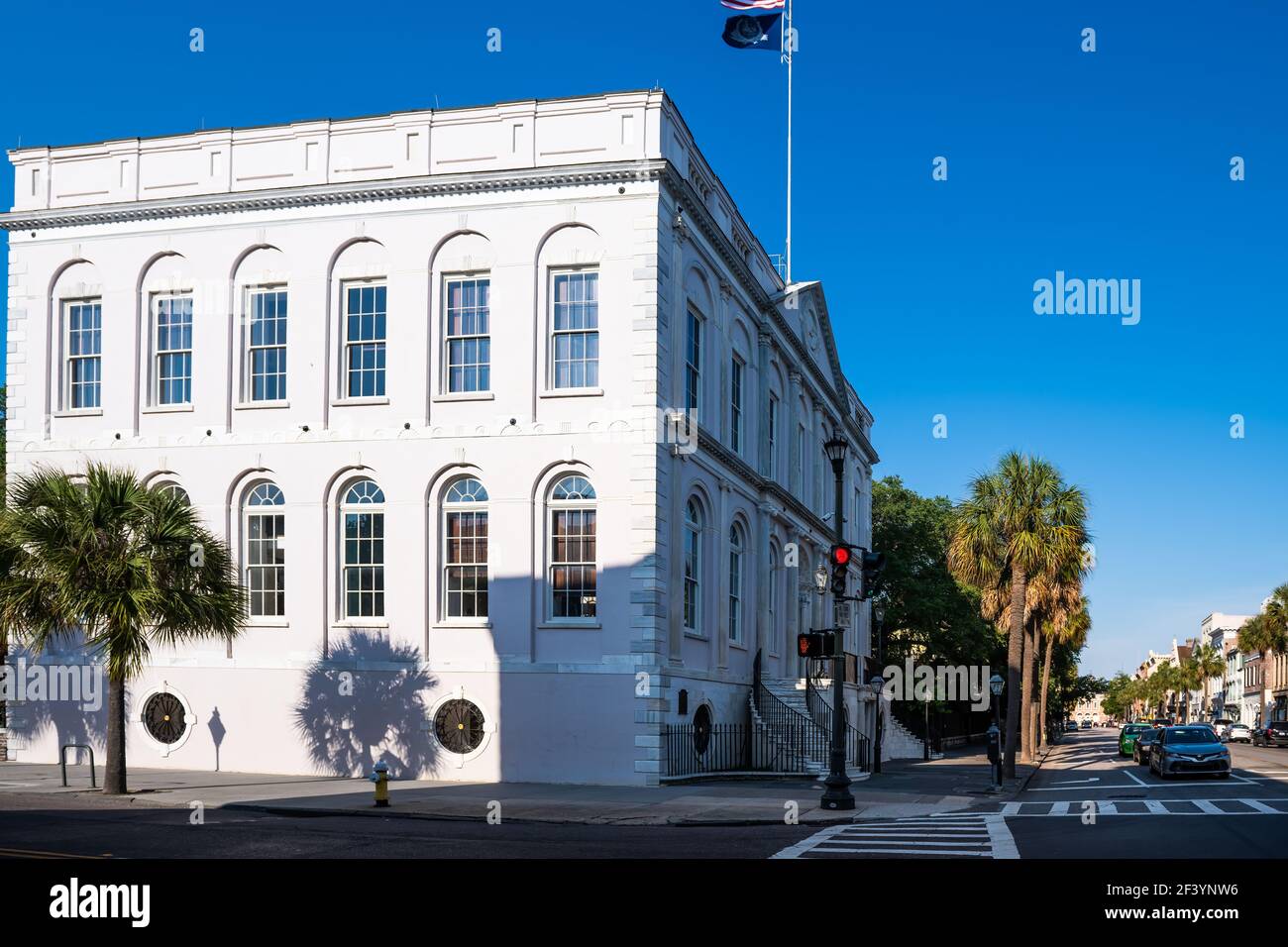 Charleston, USA - 12 mai 2018 : quartier français de la vieille ville du sud du centre-ville près de l'hôtel de ville avec drapeaux américains et d'état en Caroline du Sud Banque D'Images